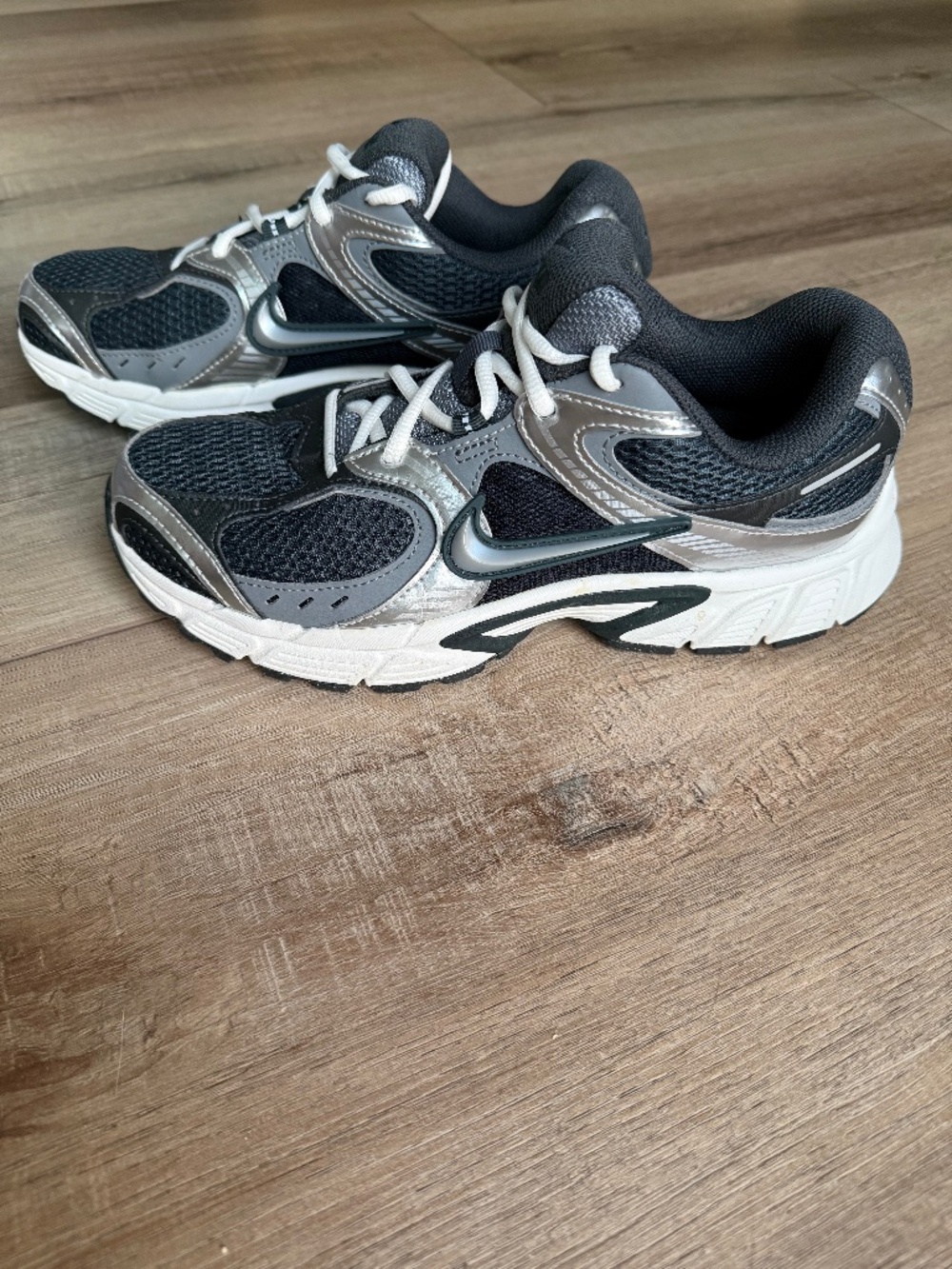 Women's V5 RNR Sneaker NIKE